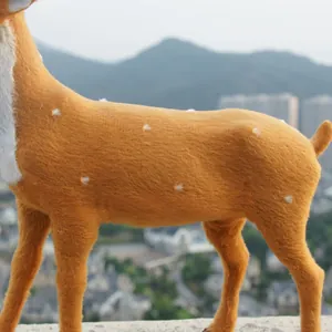 Detalle macro que muestra la textura realista del pelaje y las manchas del reno navideño