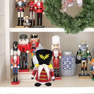 Detalle de un gnomo navideño de peluche con diseño de cascanueces en un estante blanco decorado