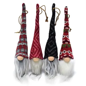 Lot de quatre suspensions de gnomes de Noël avec chapeaux tricotés et longues barbes en peluche.