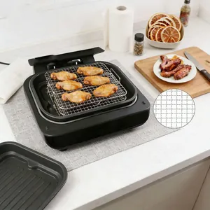 Vista dettagliata della griglia in acciaio inox per friggitrice ad aria in cucina