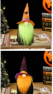 Detail der Halloween-Zwerge ohne Gesicht mit Spinnenhüten und bunten Bärten.