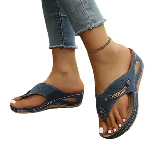 Elegantes chanclas de cuña azules con detalles cortados con láser y cadena para mujer