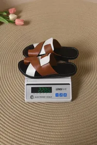 Detailansicht zeigt das Gewicht der lässigen flachen Farbblock-Sandalen bei 228,6g