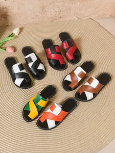 Detailansicht farbenfroher flacher Damen-Sandalen mit gekreuzten Riemen in verschiedenen Farben