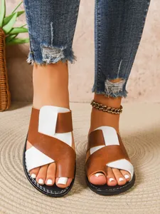 Elegante flache Damen-Sandalen mit braun-weißen Überkreuz-Riemen in Farblock-Optik