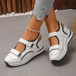 Eleganti sandali da spiaggia con zeppa romana bianchi con cinturini in velcro.