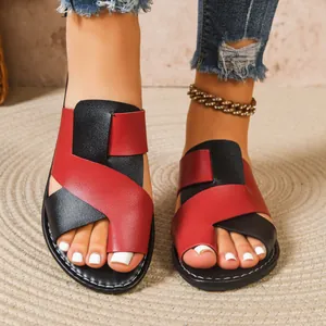 Bequeme Damen-Sandalen mit flacher Sohle und rot-schwarzem Farbblock-Design