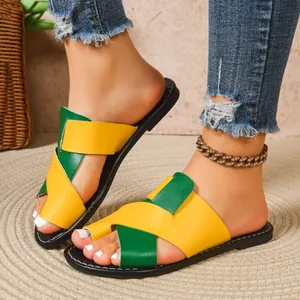 Lässige Damen-Flach-Sandalen mit gelben und grünen farblich abgesetzten Trägern