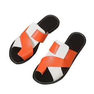 Stylische Damen Flachsandalen mit orange-weißem Colorblock-Zehenschlaufe-Design