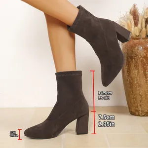 Detailansicht brauner Wildleder-Stiefeletten mit 7,5 cm Blockabsatz und spitzer Kappe