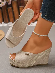 Detailweergave van beige linnen sleehak slippers met dik plateau en open teen design