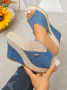 Blauwe denim platform sleehak sandalen met geweven details en open teen ontwerp