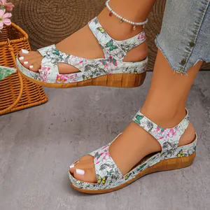 Detailopname van bloemen sleehak sandalen met comfortabel plateau en verstelbare bandjes