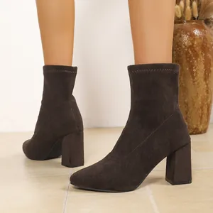 Elegante dunkelbraune Wildleder Stiefeletten mit Blockabsatz und elastischem Design