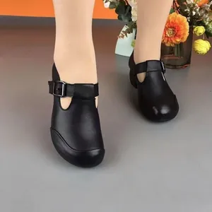 Detaillierte Makroansicht bequemer schwarzer Mary Jane Schuhe mit Blockabsatz und Schnalle