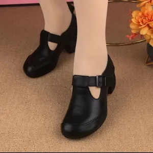 Elegante schwarze Mary-Jane-Schuhe aus Leder mit klobigem Absatz und verstellbarer Schnalle.