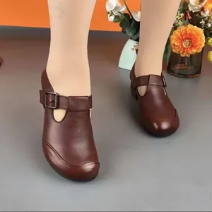 Detailansicht von bequemen braunen Damen-Lederhalbschuhen mit Riemen und Absatz