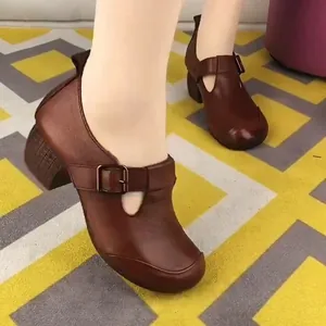 Detailansicht bequemer brauner Mary Jane Schuhe aus Leder mit niedrigem Blockabsatz.