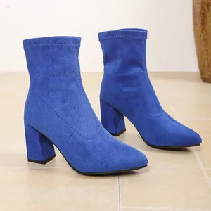 Spitz zulaufende königsblaue Stretch-Stiefeletten aus Wildlederimitat mit Blockabsatz