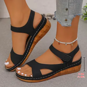 Zijaanzicht van zwarte sleehaksandalen met 5,3 cm hakhoogte en stikseldetails.