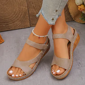 Detail van deze stijlvolle bruine sleehaksandalen met klittenband en witte stiksels