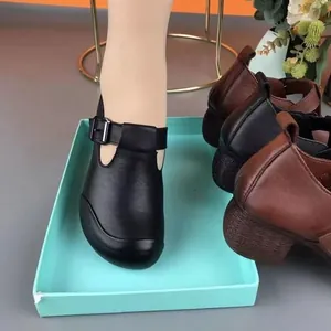 Detail der bequemen Damen-Pumps mit niedrigem Blockabsatz und T-Riemen in Schwarz