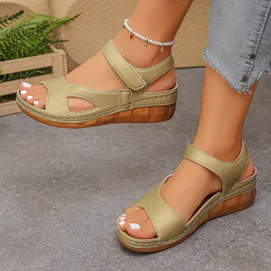Modieuze dames sandalen met sleehak in goudkleur met handige klittenbandsluiting