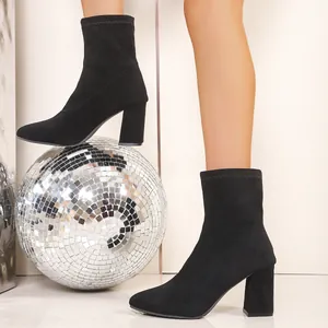 Detailansicht der stylischen schwarzen Wildleder-Stiefeletten mit Blockabsatz für Damen