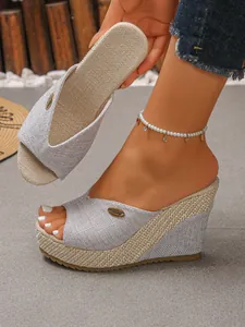 Detailopname van zilveren sandalen met sleehak, geweven plateau en open teen ontwerp