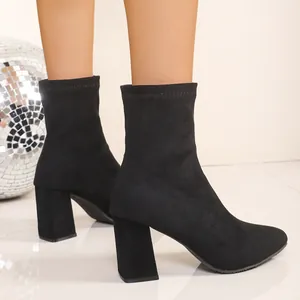 Elegante schwarze Stiefeletten aus Wildlederimitat mit festem Blockabsatz für Damen