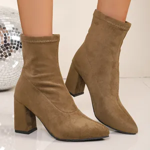 Detailansicht der khakifarbenen Wildleder-Stiefeletten mit Blockabsatz für Damen