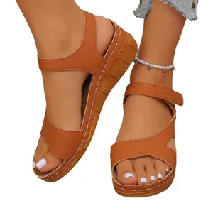 Stijlvolle bruine platform sleehak sandalen voor dames met klittenbandsluiting