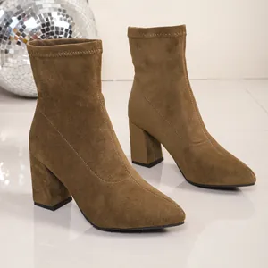 Detaillierte Seitenansicht von khakifarbenen Wildleder-Stiefeletten mit Blockabsatz
