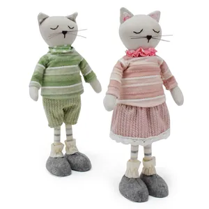 Paire de poupées chats en tissu rustique faites main pour la décoration intérieure.