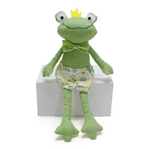 Poupée de prince grenouille en tissu vert faite à la main avec couronne et détails fleuris