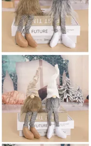 Vue détaillée de deux gnomes de Noël assis sur des livres décoratifs dans un décor.