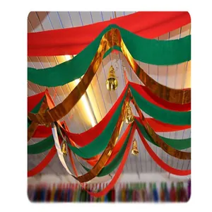 Detalle de carteles navideños para techo en rojo verde y oro con campanas