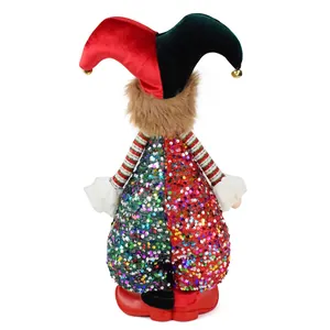 Vista trasera de un muñeco bufón festivo con lentejuelas de colores y gorro rojo