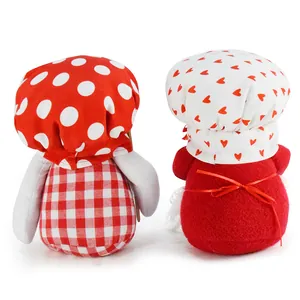 Vue arrière de deux gnomes chefs en peluche avec motifs de cœurs et pois rouges