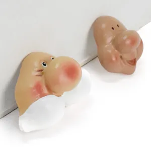 Vista macro detallada de accesorios artesanales de resina para nariz de Papá Noel y bruja