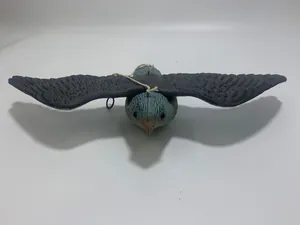 Statue d'oiseau volant réaliste avec cordelette et ailes texturées pour la décoration.