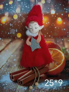 Lindo adorno colgante de muñeco de ángel de Navidad de felpa roja con estrella de plata