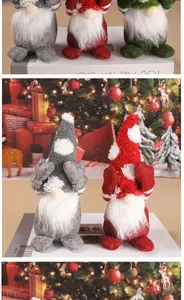 Detalle de lindos gnomos navideños con gorros de copos en poses festivas únicas