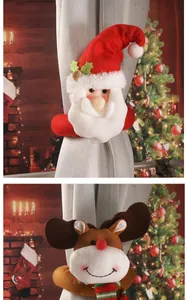 Détail d'attaches de rideaux en peluche Père Noël et renne pour décor de Noël