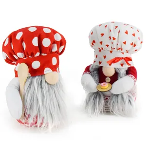 Vue détaillée de gnomes de cuisine en peluche avec chapeaux à pois rouges et cœurs