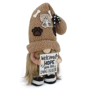 Vista dettagliata gnomo cane marrone con cartello Welcome Hope You Like Dog Hair