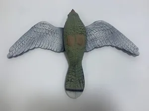 Figurine d'oiseau de proie réaliste avec ailes déployées et texture