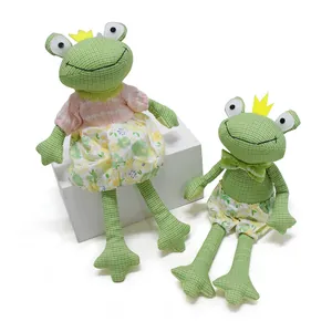 Vue détaillée de deux poupées grenouilles en tissu fait main avec vêtements fleuris