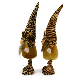 Zijaanzicht van decoratieve pluche kabouters met luipaard- en tijgerprint hoeden en gezichten