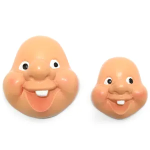 Dettaglio di due facce di gnomo in resina con denti sporgenti per la creazione di bambole